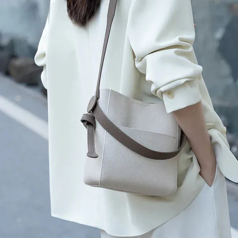 Sac seau en cuir brute