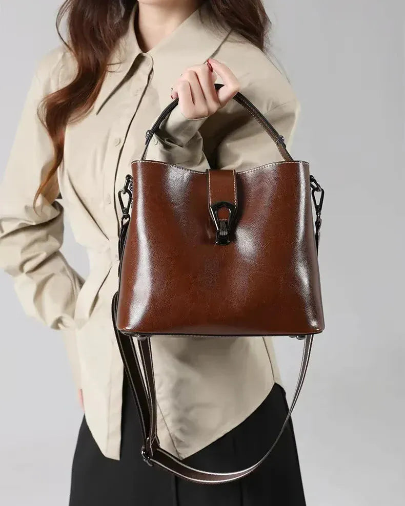 Sac seau en cuir lustré