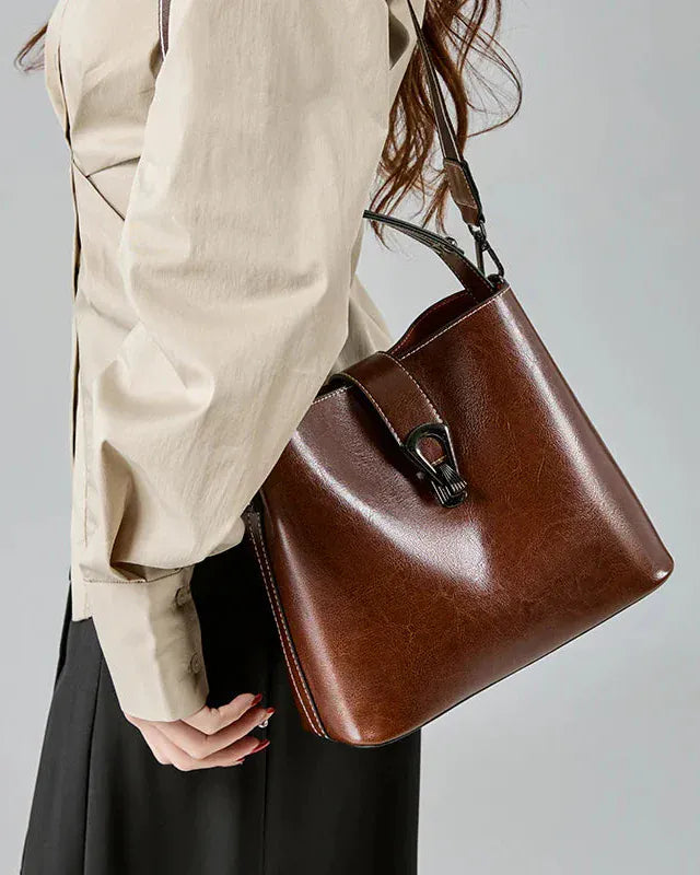 Sac seau en cuir lustré