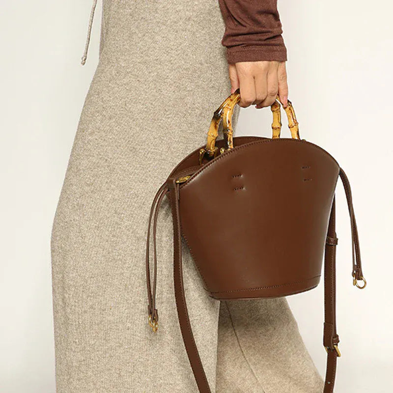 Sac seau en cuir surpiqué bambou