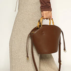 Sac seau en cuir surpiqué bambou