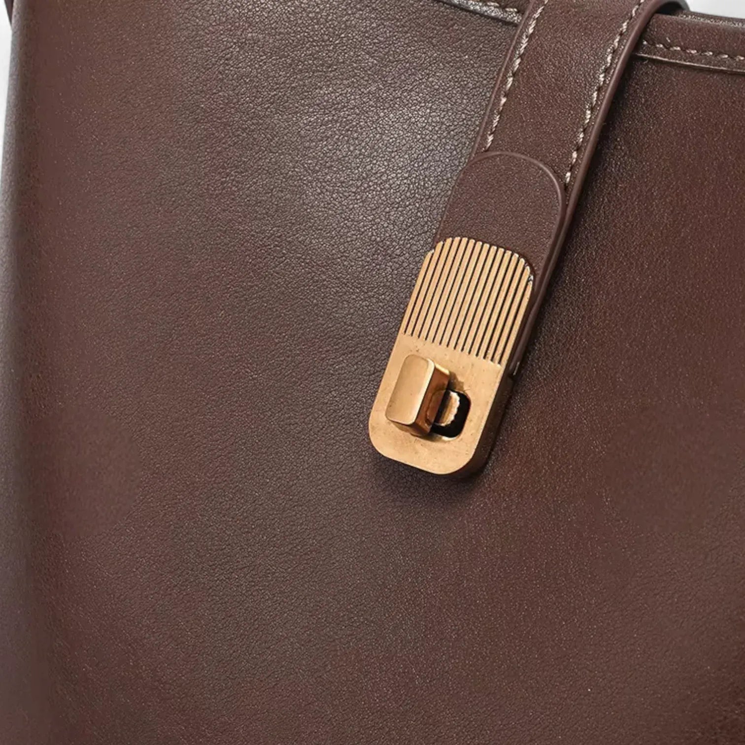 Sac seau plat en cuir