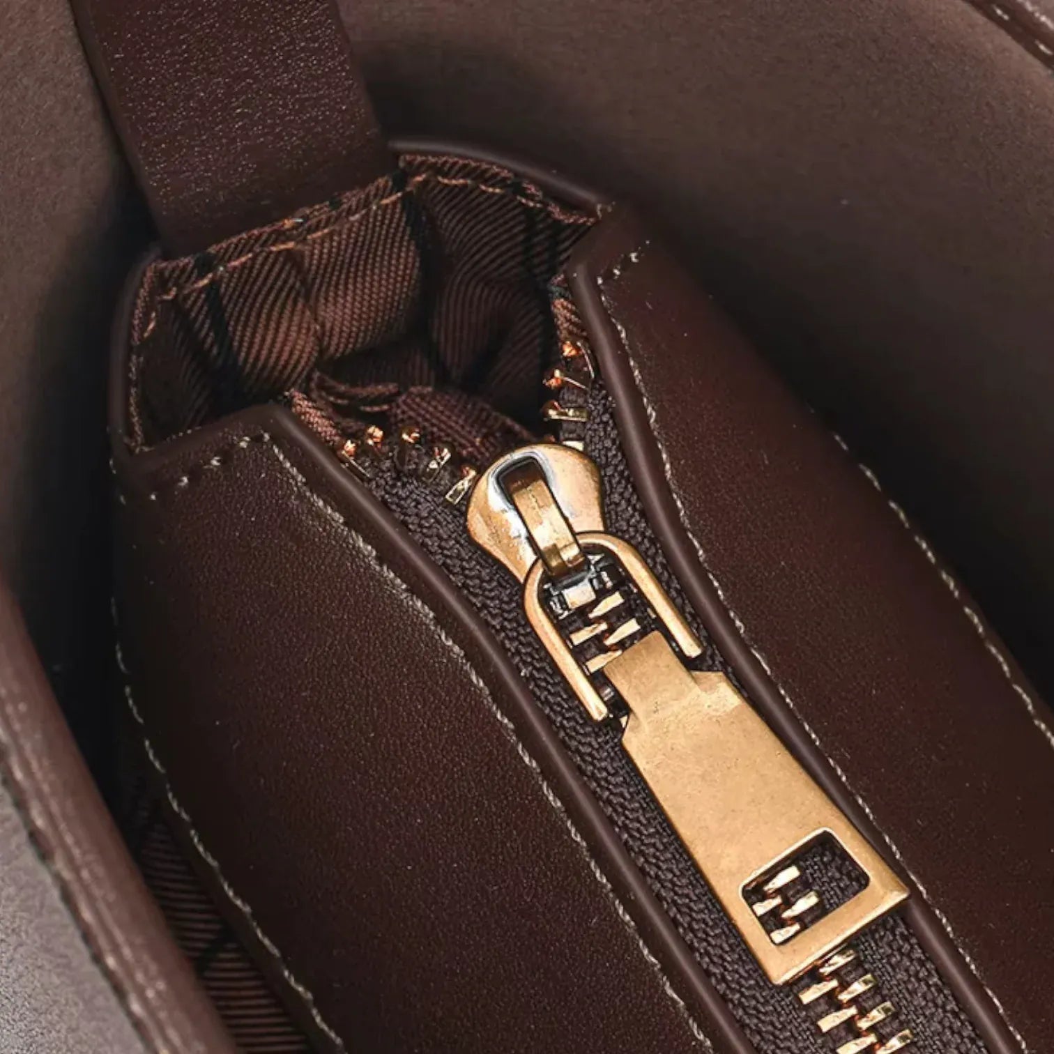 Sac seau plat en cuir