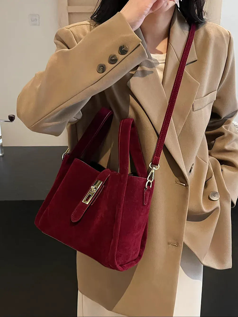 Sac seau suédine fermoir